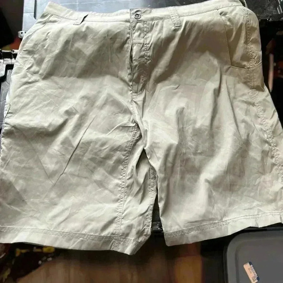 Mountain Khaki Relaxed Fit Shorts Men's Size 40 Beige - Picture 1 of 7